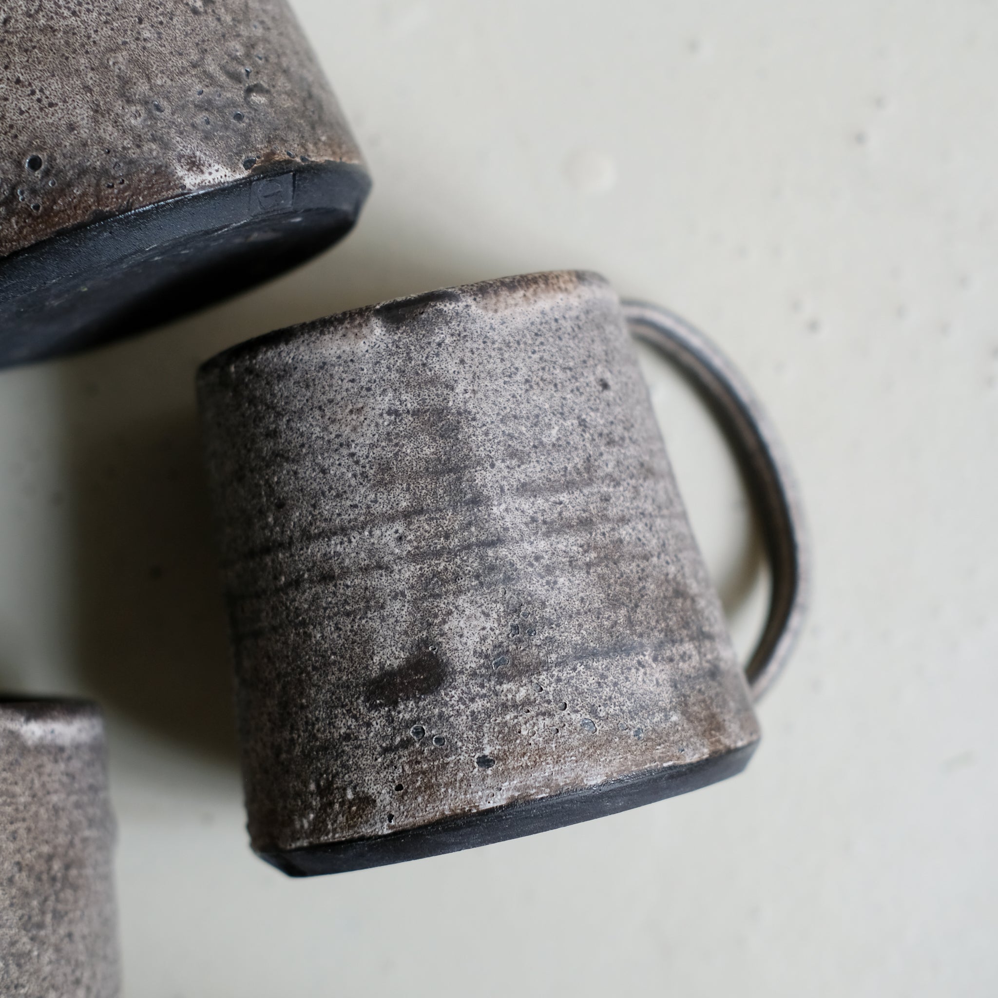 Mug en grès 200 ml - brun noir d'Atelier Anima chez Brutal Ceramics