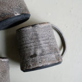 Mug en grès 200 ml - brun noir d'Atelier Anima chez Brutal Ceramics