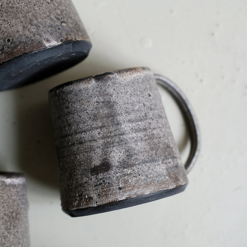 Mug en grès 200 ml - brun noir d'Atelier Anima chez Brutal Ceramics