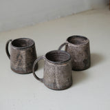 Mug en grès 200 ml - brun noir d'Atelier Anima chez Brutal Ceramics