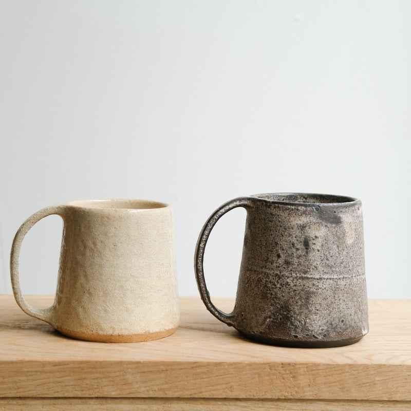 Mug en grès 200 ml - brun noir d'Atelier Anima chez Brutal Ceramics