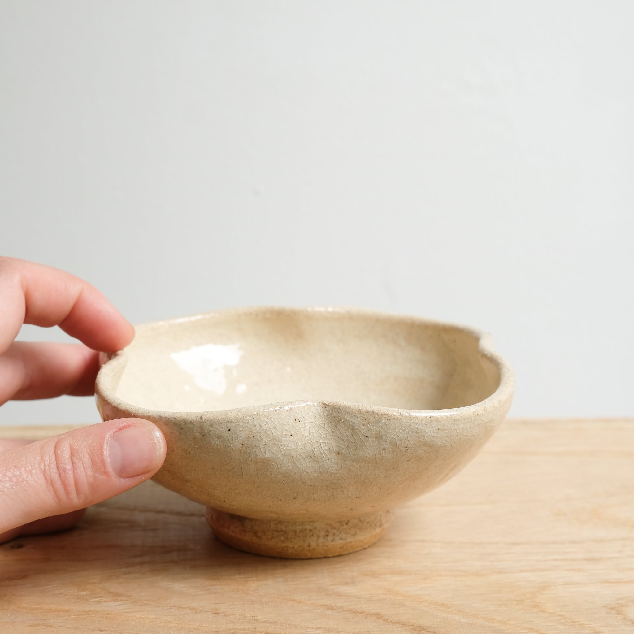 Bol fleurs en grès D 13,5cm- beige vanille d'Atelier Anima chez Brutal Ceramics