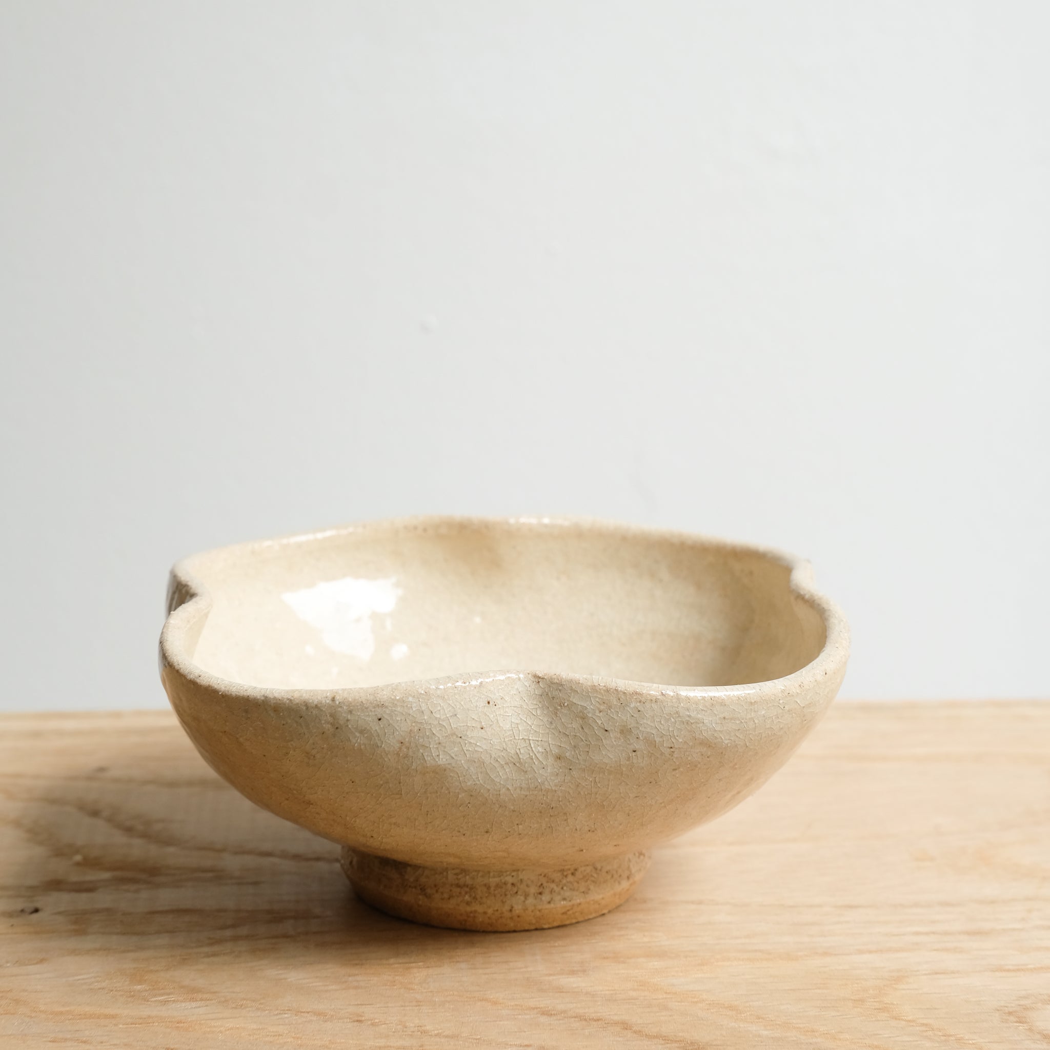 Bol fleurs en grès D 13,5cm- beige vanille d'Atelier Anima chez Brutal Ceramics