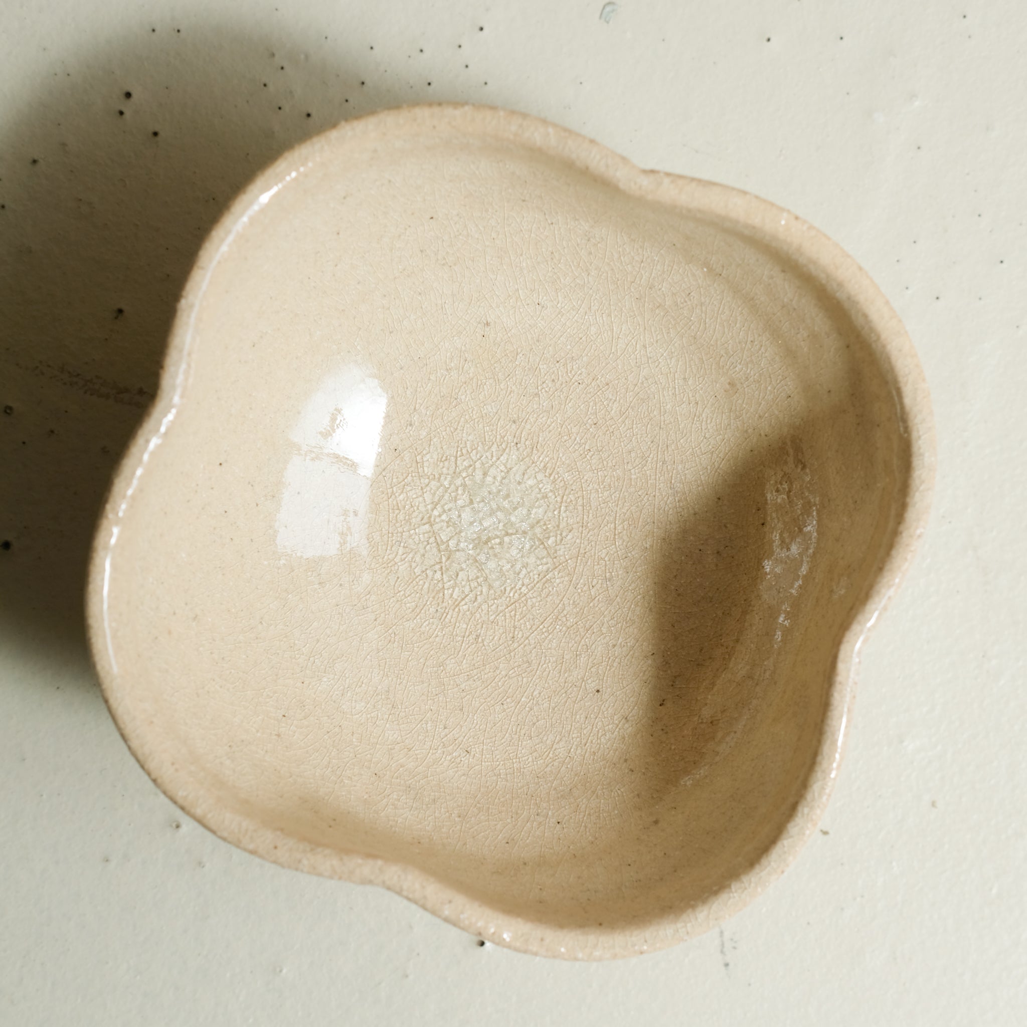 Bol fleurs en grès D 13,5cm- beige vanille d'Atelier Anima chez Brutal Ceramics