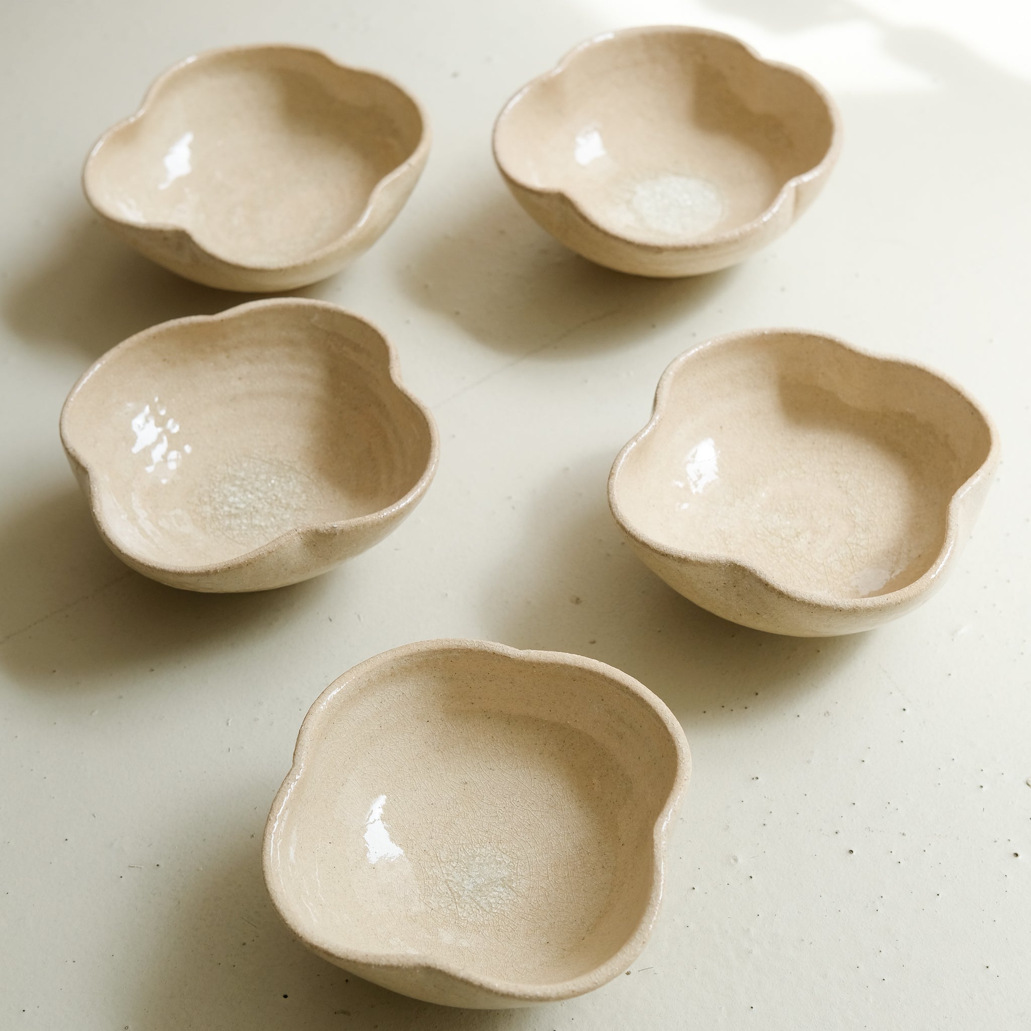 Bol fleurs en grès D 13,5cm- beige vanille d'Atelier Anima chez Brutal Ceramics