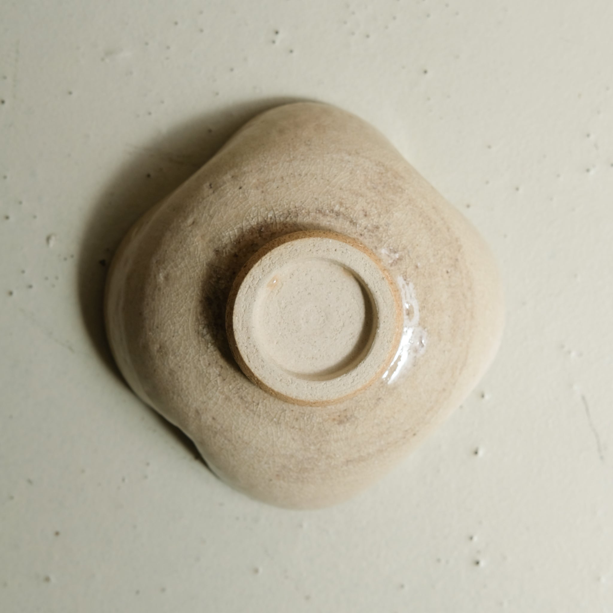 Bol fleurs en grès D 13,5cm- beige vanille d'Atelier Anima chez Brutal Ceramics