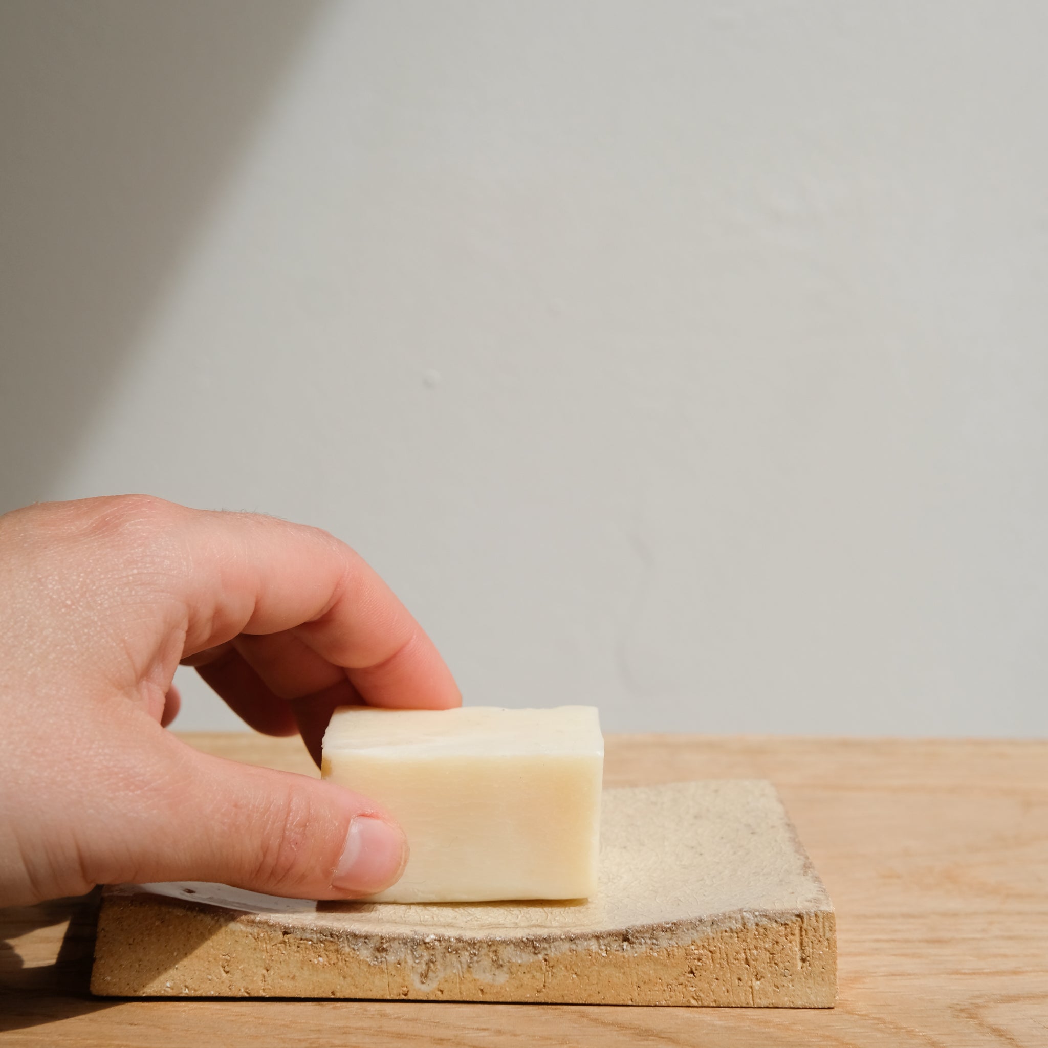 Porte-savon en grès L 13cm - beige vanille d'Atelier Anima chez Brutal Ceramics