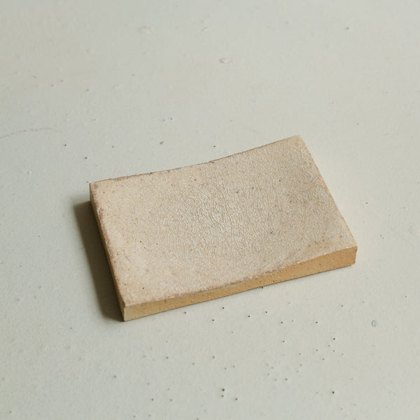 Porte-savon en grès L 13cm - beige vanille d'Atelier Anima chez Brutal Ceramics