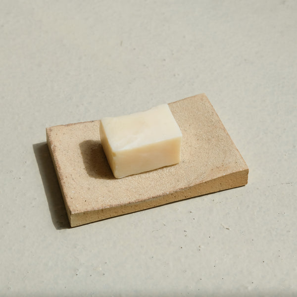 Porte-savon en grès L 13cm - beige vanille d'Atelier Anima chez Brutal Ceramics