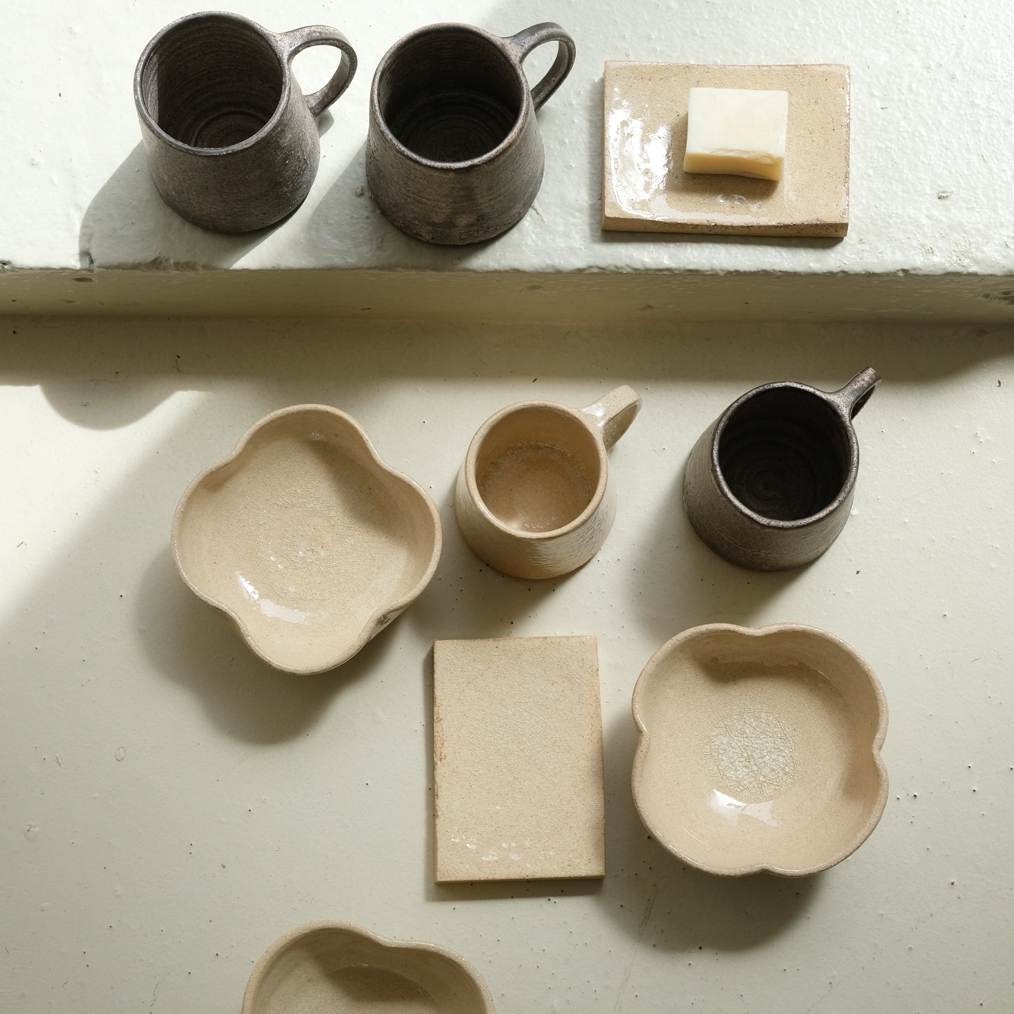 Bol fleurs en grès D 13,5cm- beige vanille d'Atelier Anima chez Brutal Ceramics