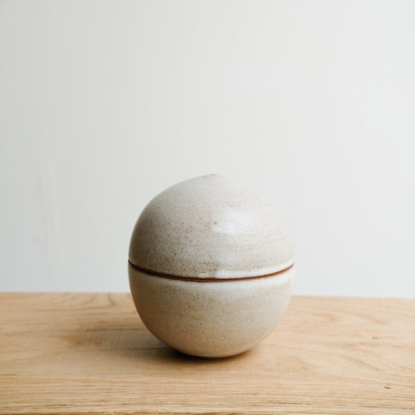 Boite S en grès H 9cm - blanc laiteux de Celine Fischer chez Brutal Ceramics