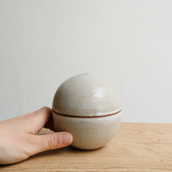 Boite S en grès H 9cm - blanc laiteux de Celine Fischer chez Brutal Ceramics