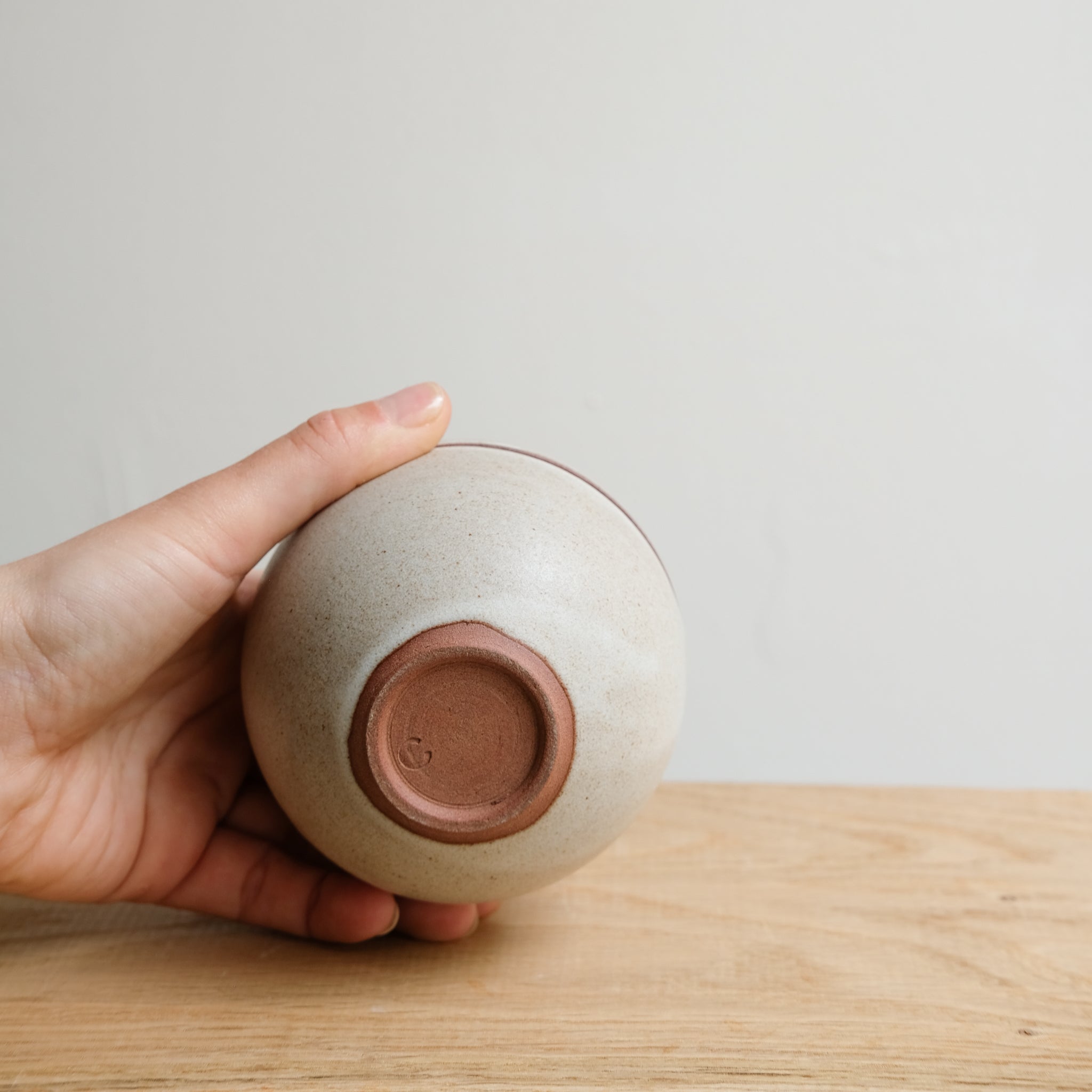 Boite S en grès H 9cm - blanc laiteux de Celine Fischer chez Brutal Ceramics