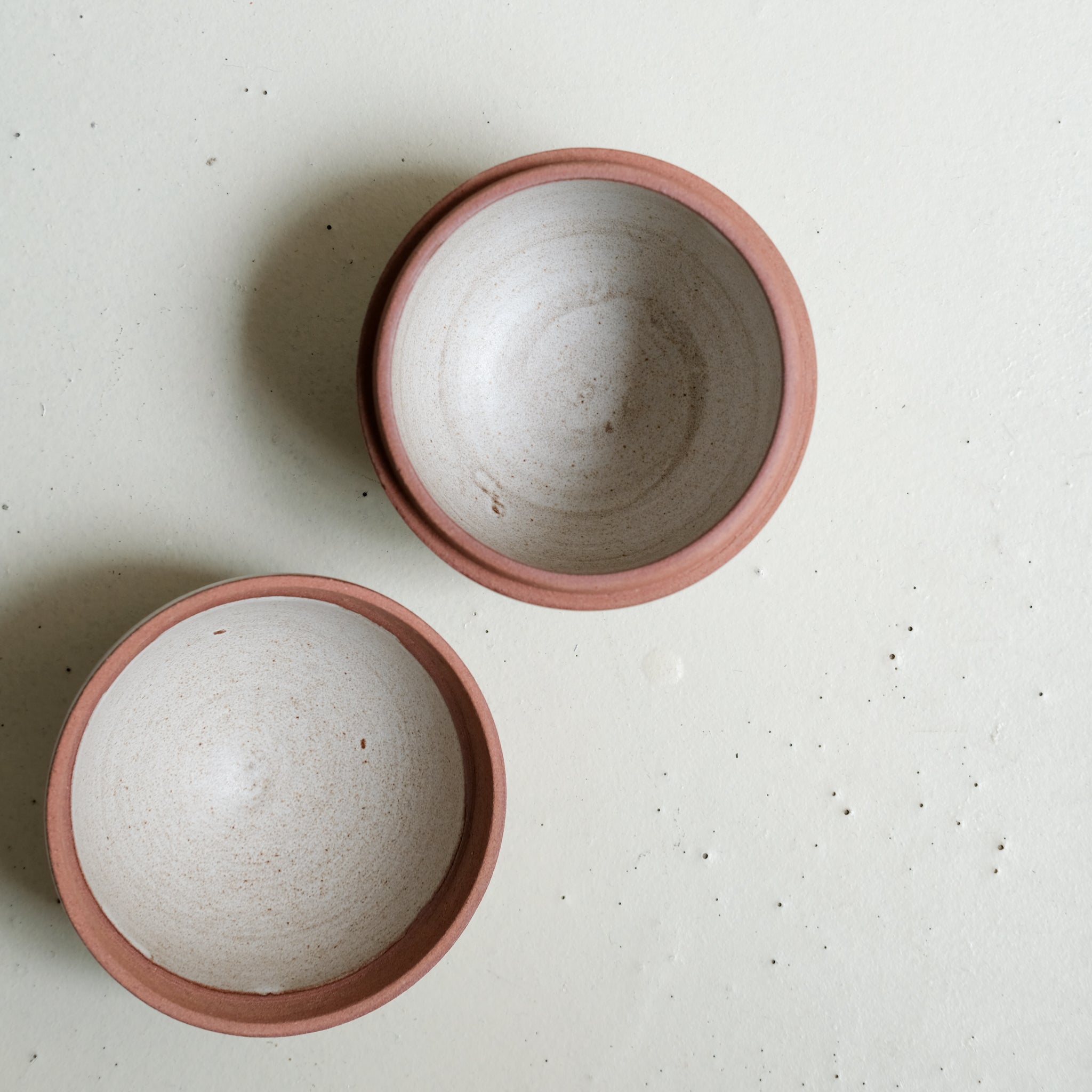 Boite S en grès H 9cm - blanc laiteux de Celine Fischer chez Brutal Ceramics