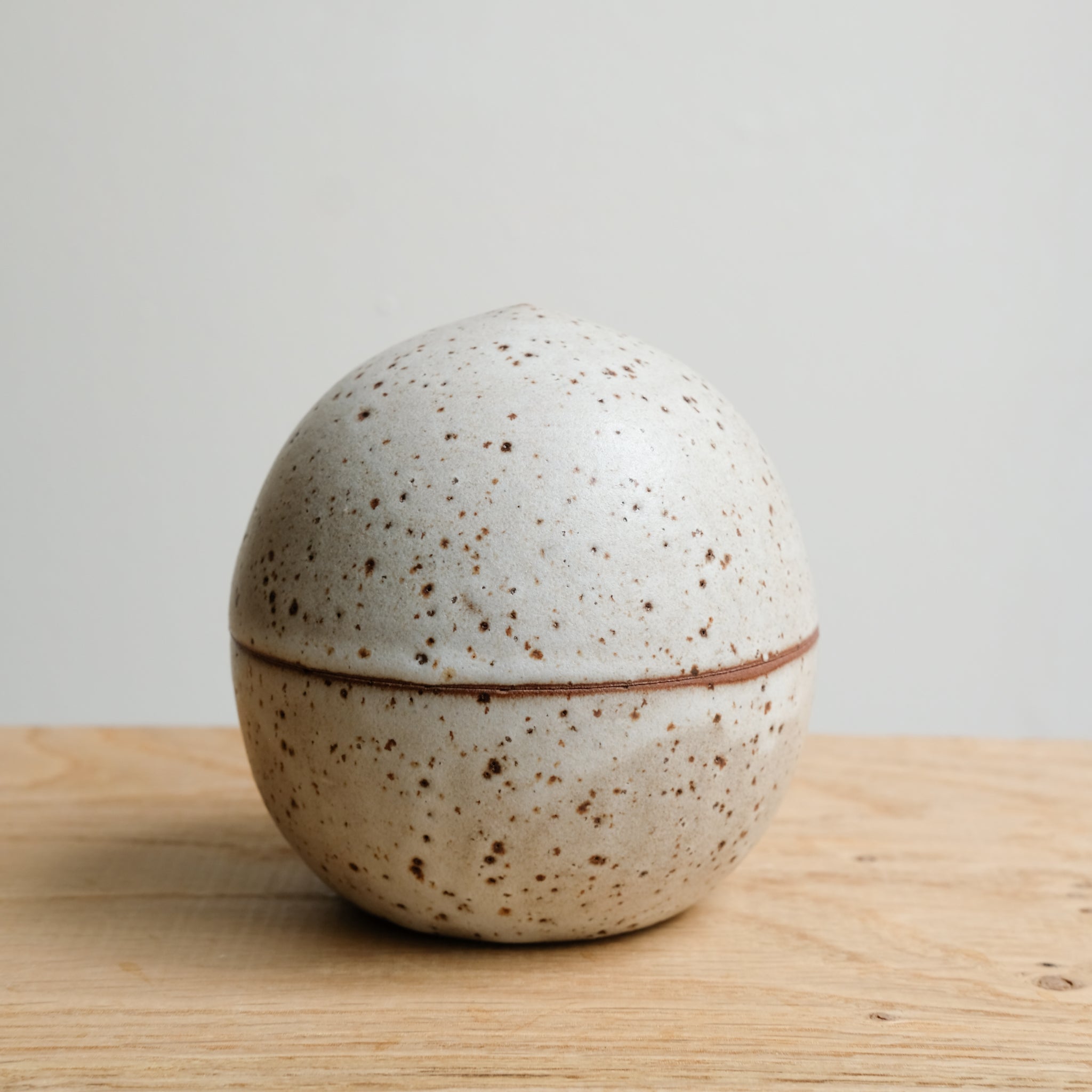Boite M en grès H 9,5cm - blanc laiteux tachetée de Celine Fischer chez Brutal Ceramics