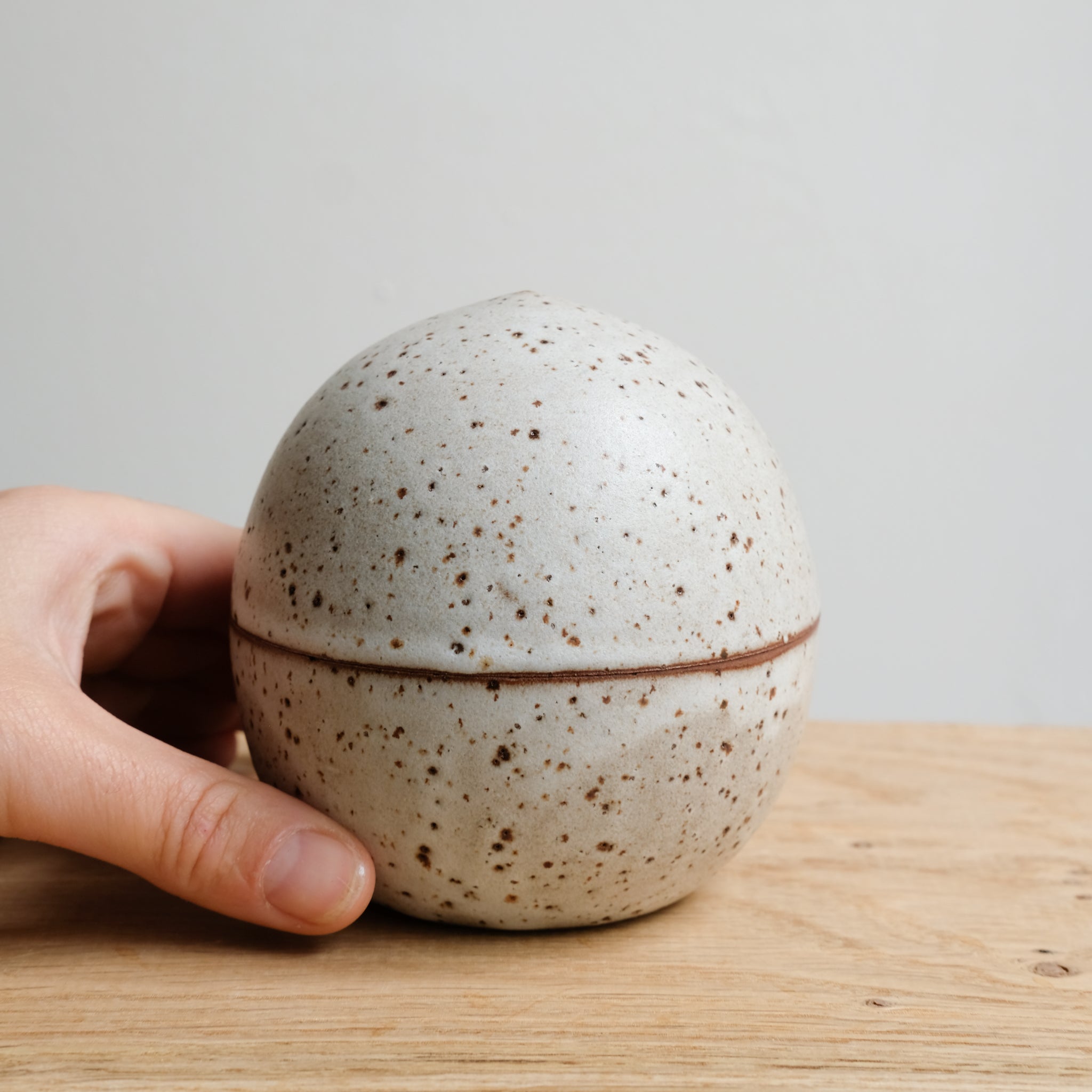 Boite M en grès H 9,5cm - blanc laiteux tachetée de Celine Fischer chez Brutal Ceramics