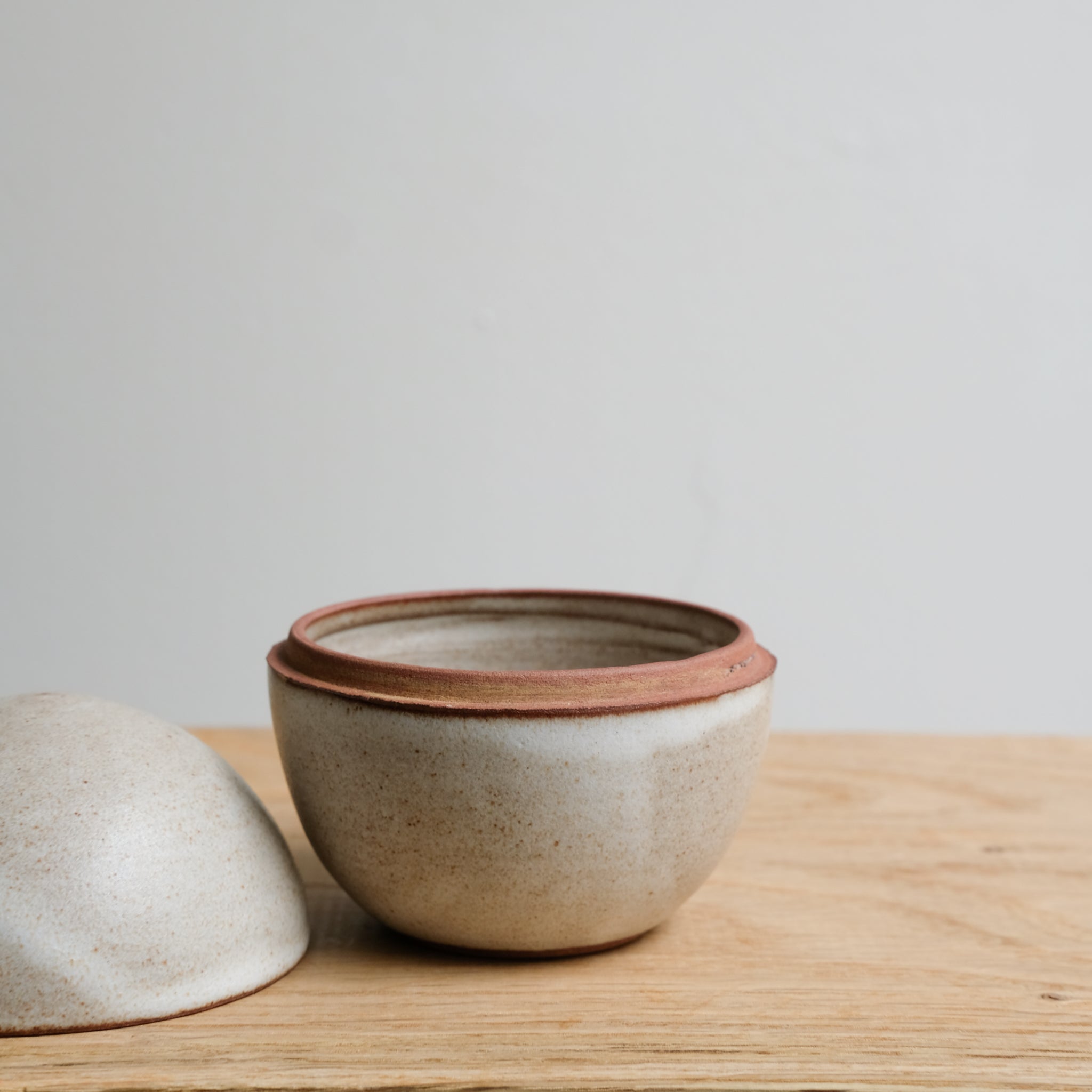 Boite M en grès H 10cm - blanc laiteux de Celine Fischer chez Brutal Ceramics