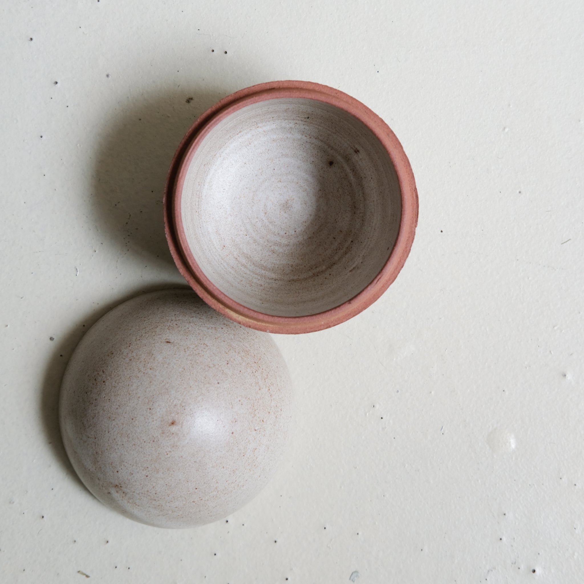 Boite M en grès H 10cm - blanc laiteux de Celine Fischer chez Brutal Ceramics