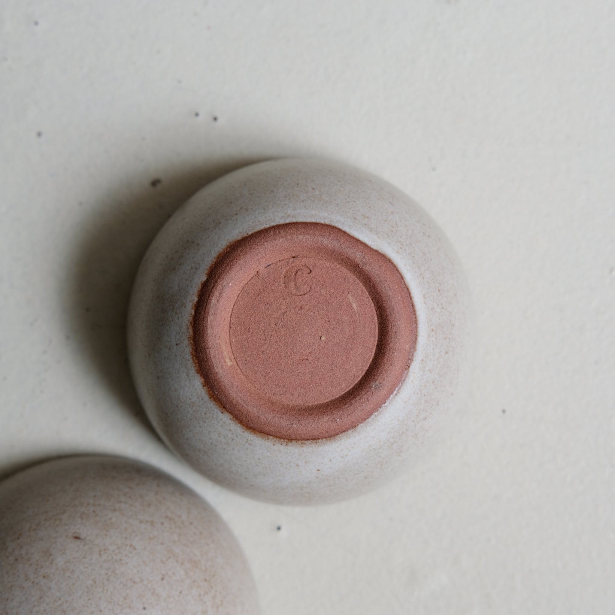 Boite M en grès H 10cm - blanc laiteux de Celine Fischer chez Brutal Ceramics