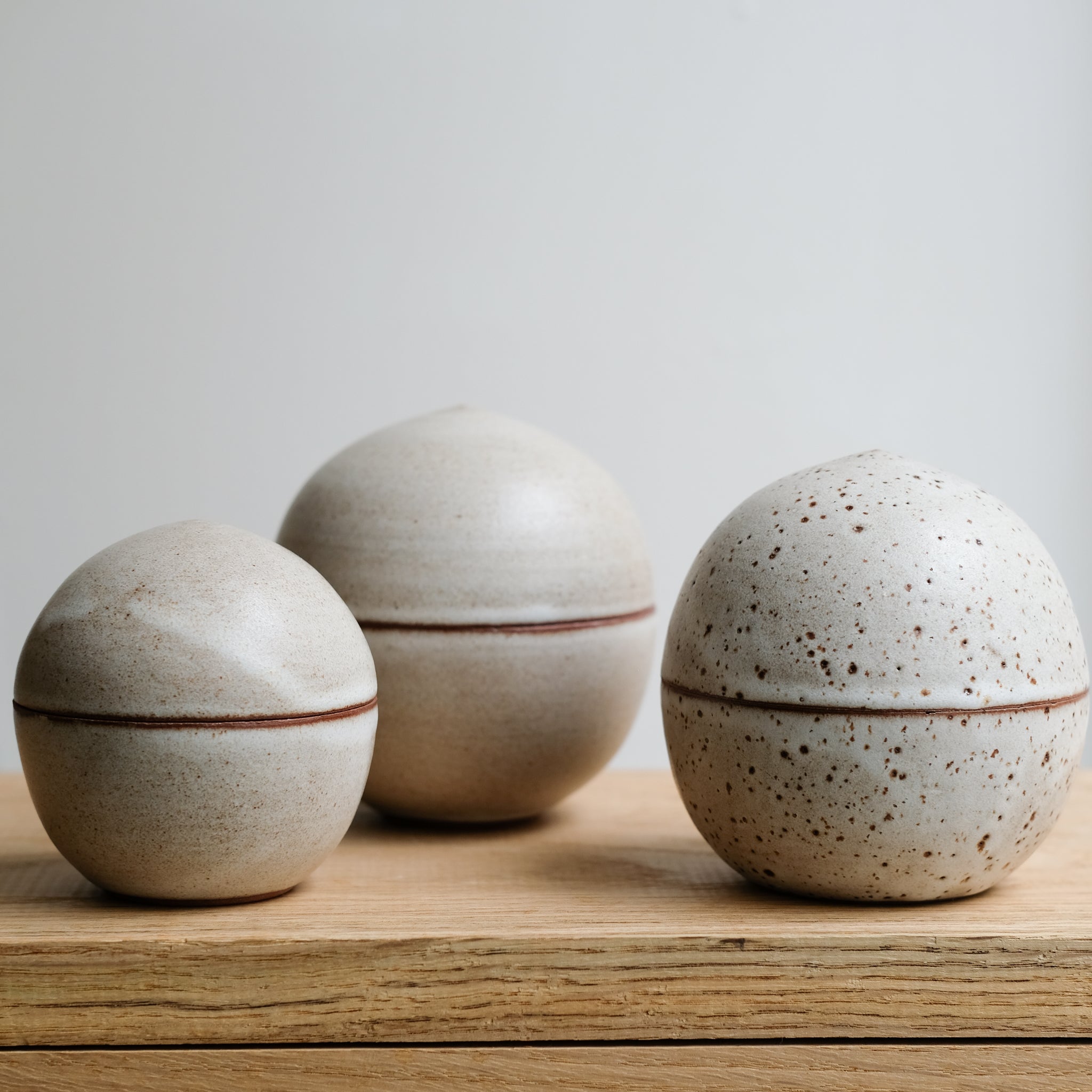 Boite M en grès H 10cm - blanc laiteux de Celine Fischer chez Brutal Ceramics