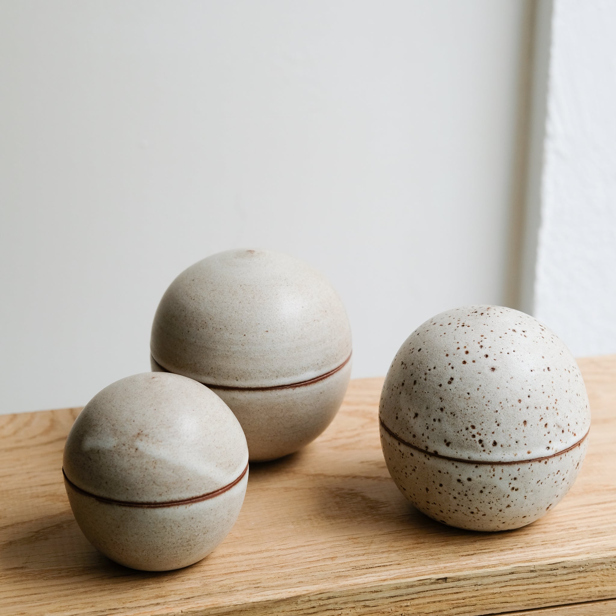 Boite M en grès H 9,5cm - blanc laiteux tachetée de Celine Fischer chez Brutal Ceramics