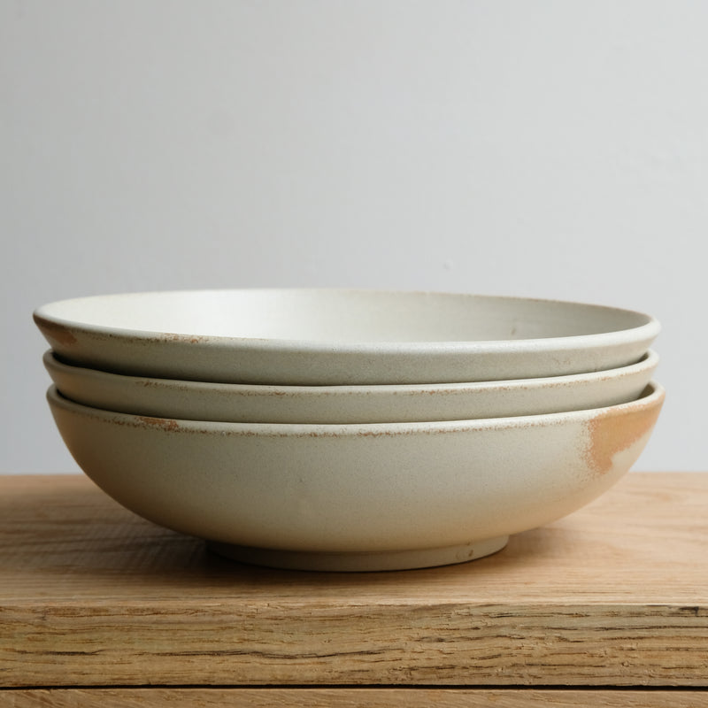 Assiette creuse en grès D 19 cm - blanc beige de Celine Fischer chez Brutal Ceramics