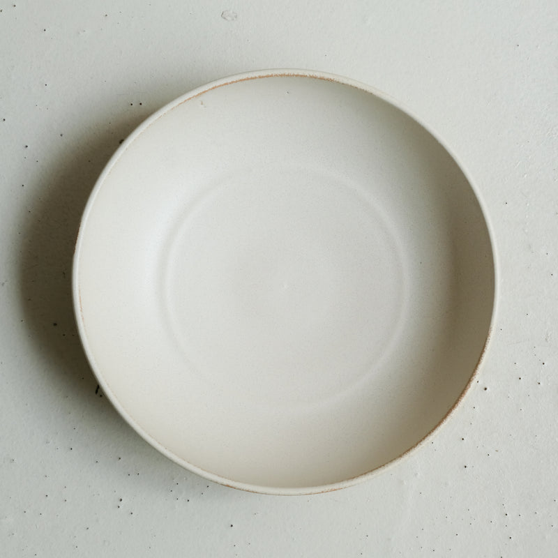 Assiette creuse en grès D 19 cm - blanc beige de Celine Fischer chez Brutal Ceramics