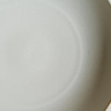 Assiette creuse en grès D 19 cm - blanc beige de Celine Fischer chez Brutal Ceramics