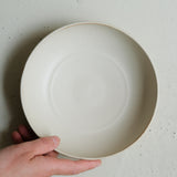 Assiette creuse en grès D 19 cm - blanc beige de Celine Fischer chez Brutal Ceramics