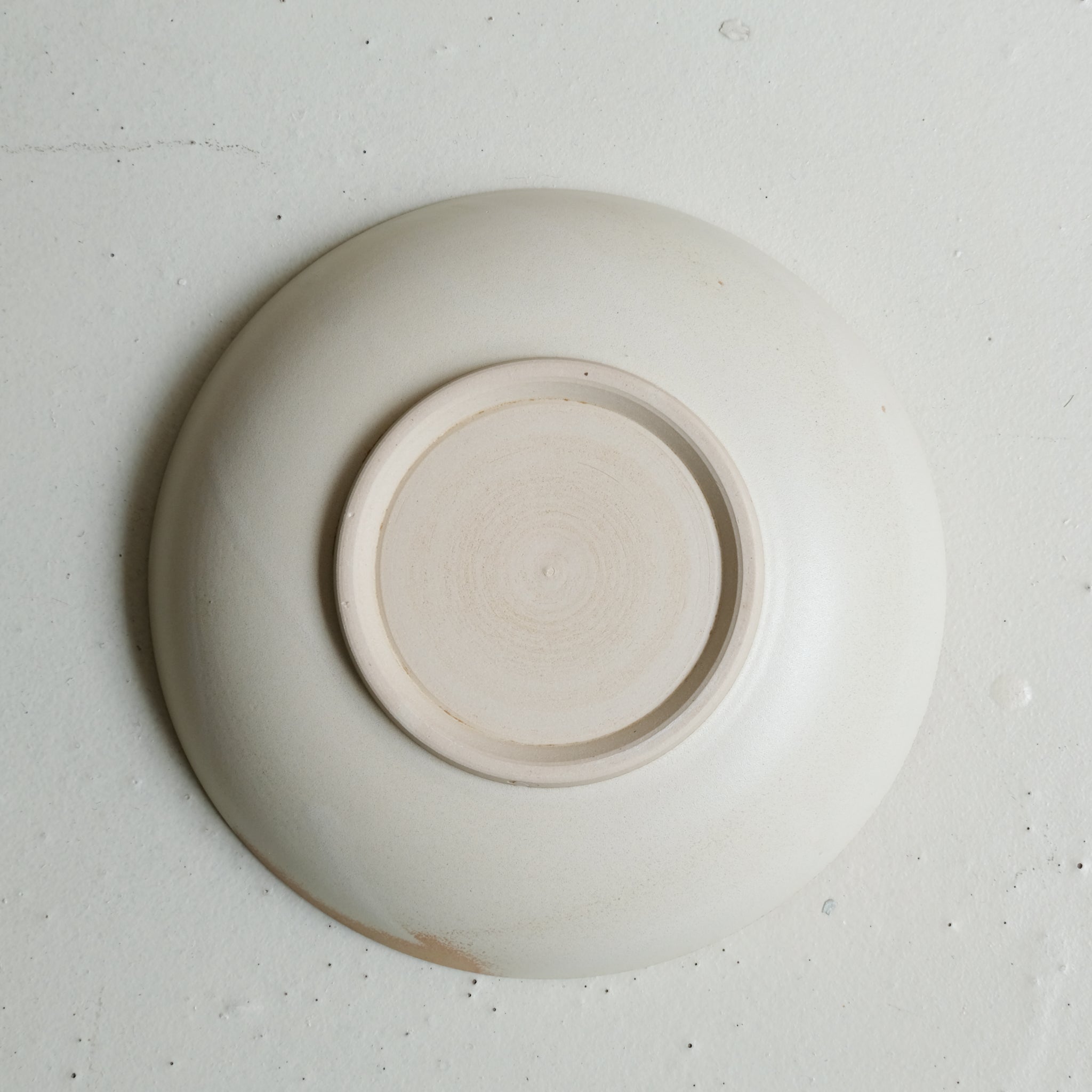Assiette creuse en grès D 19 cm - blanc beige de Celine Fischer chez Brutal Ceramics