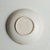 Assiette creuse en grès D 19 cm - blanc beige de Celine Fischer chez Brutal Ceramics