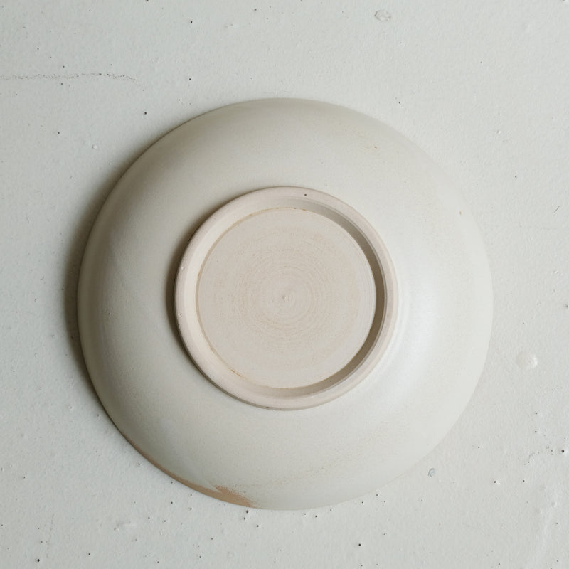 Assiette creuse en grès D 19 cm - blanc beige de Celine Fischer chez Brutal Ceramics