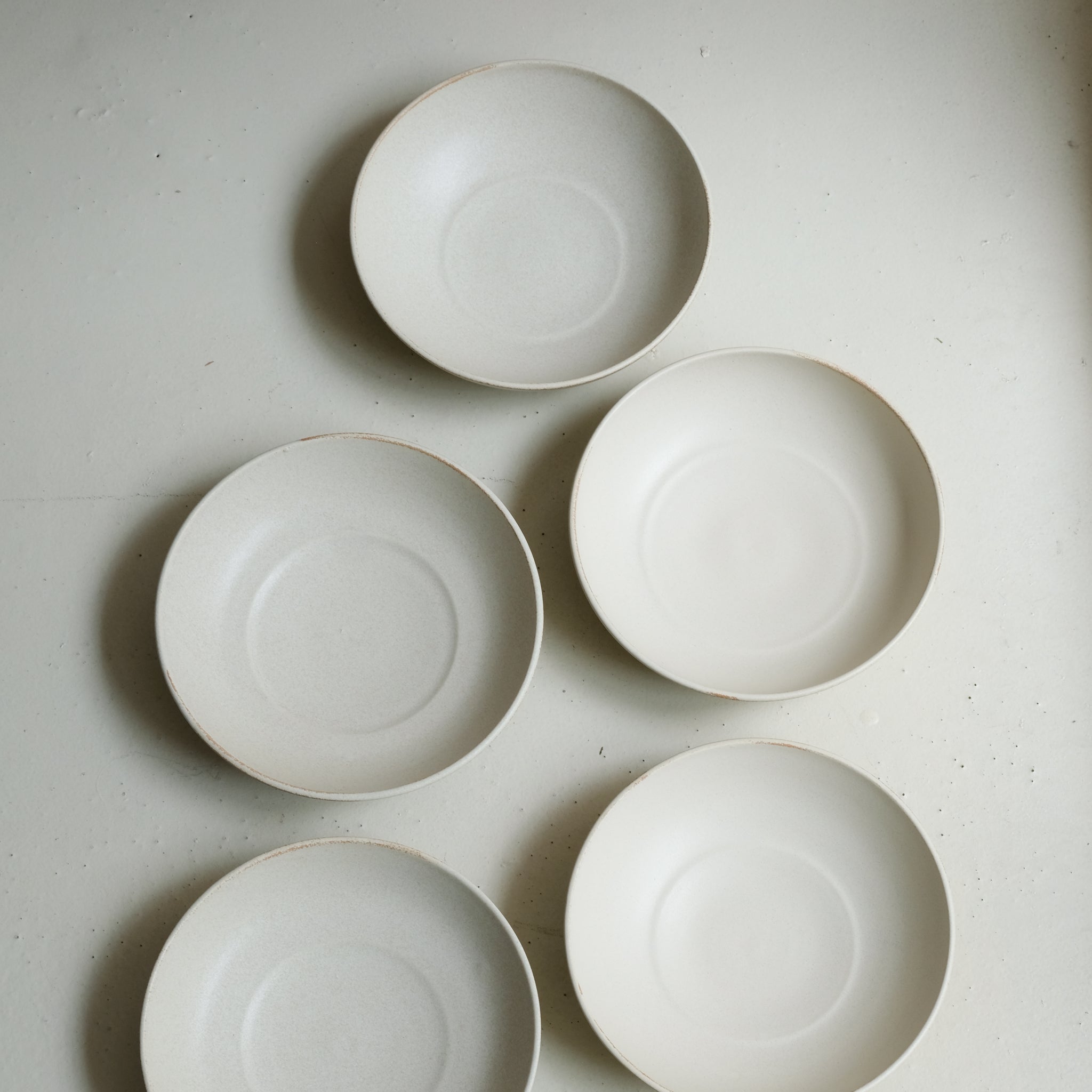 Assiette creuse en grès D 19 cm - blanc beige de Celine Fischer chez Brutal Ceramics