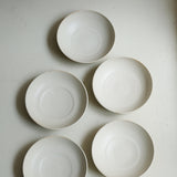 Assiette creuse en grès D 19 cm - blanc beige de Celine Fischer chez Brutal Ceramics