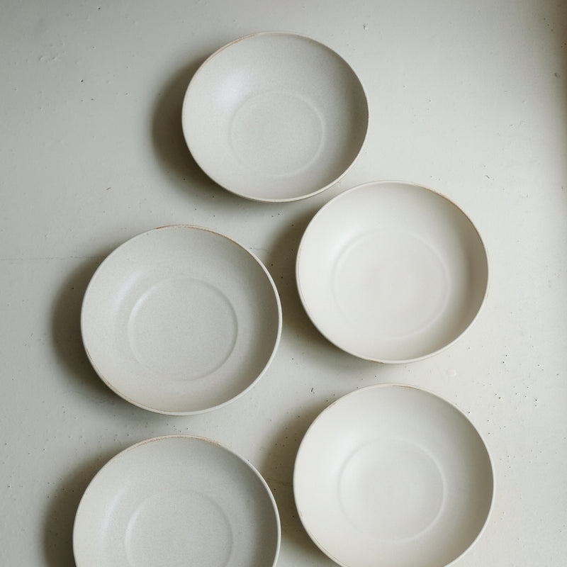 Assiette creuse en grès D 19 cm - blanc beige de Celine Fischer chez Brutal Ceramics