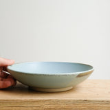 Assiette creuse en grès D 19 cm - bleu doux de Celine Fischer chez Brutal Ceramics