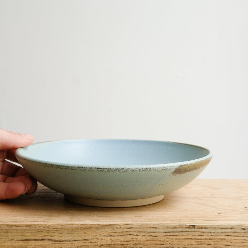 Assiette creuse en grès D 19 cm - bleu doux de Celine Fischer chez Brutal Ceramics