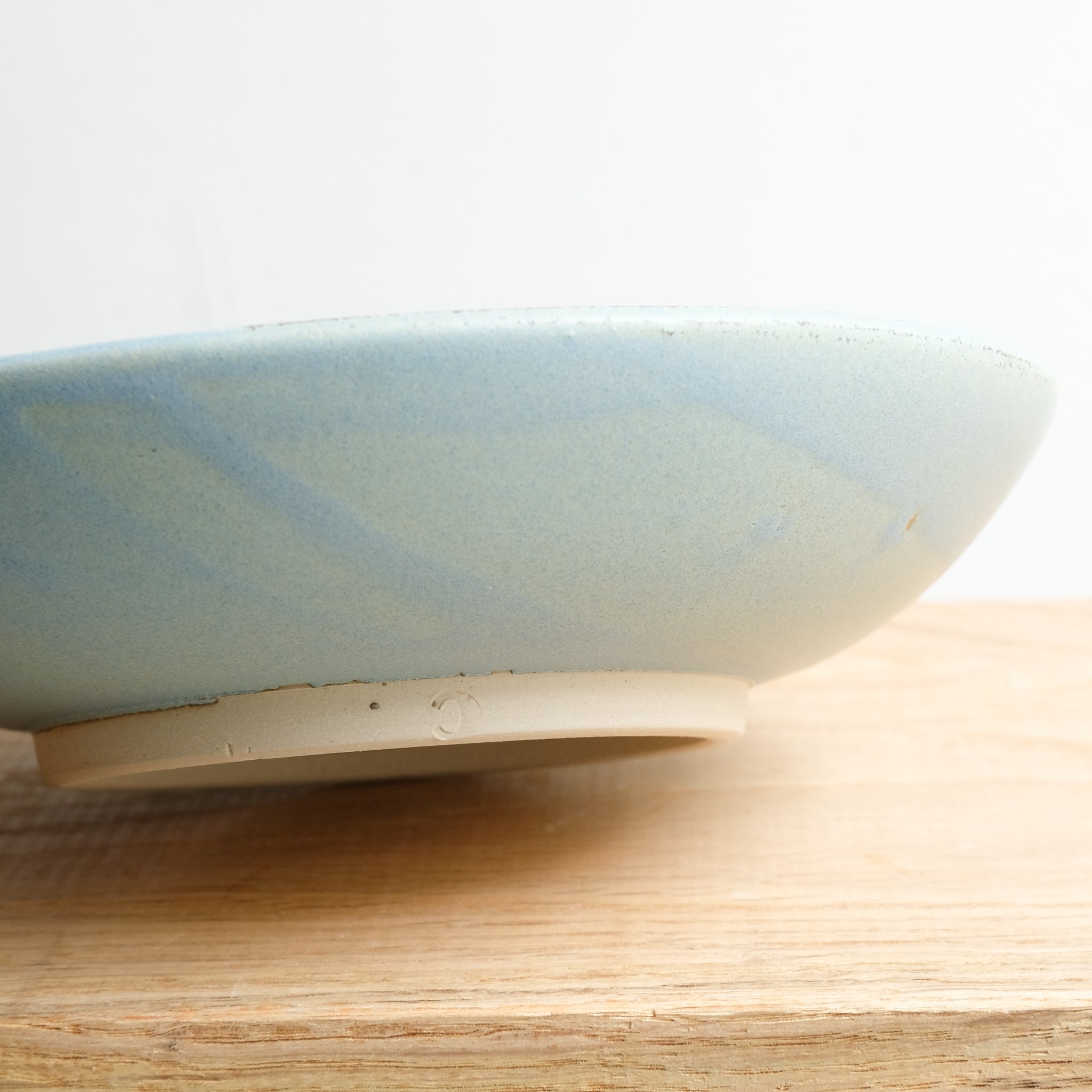 Assiette creuse en grès D 19 cm - bleu doux de Celine Fischer chez Brutal Ceramics