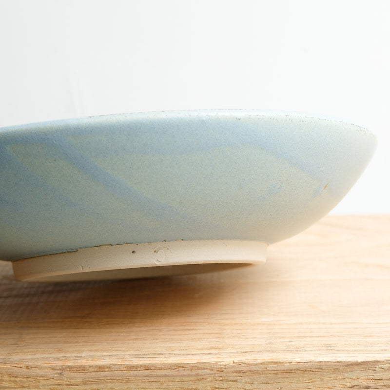 Assiette creuse en grès D 19 cm - bleu doux de Celine Fischer chez Brutal Ceramics