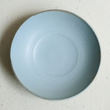 Assiette creuse en grès D 19 cm - bleu doux de Celine Fischer chez Brutal Ceramics
