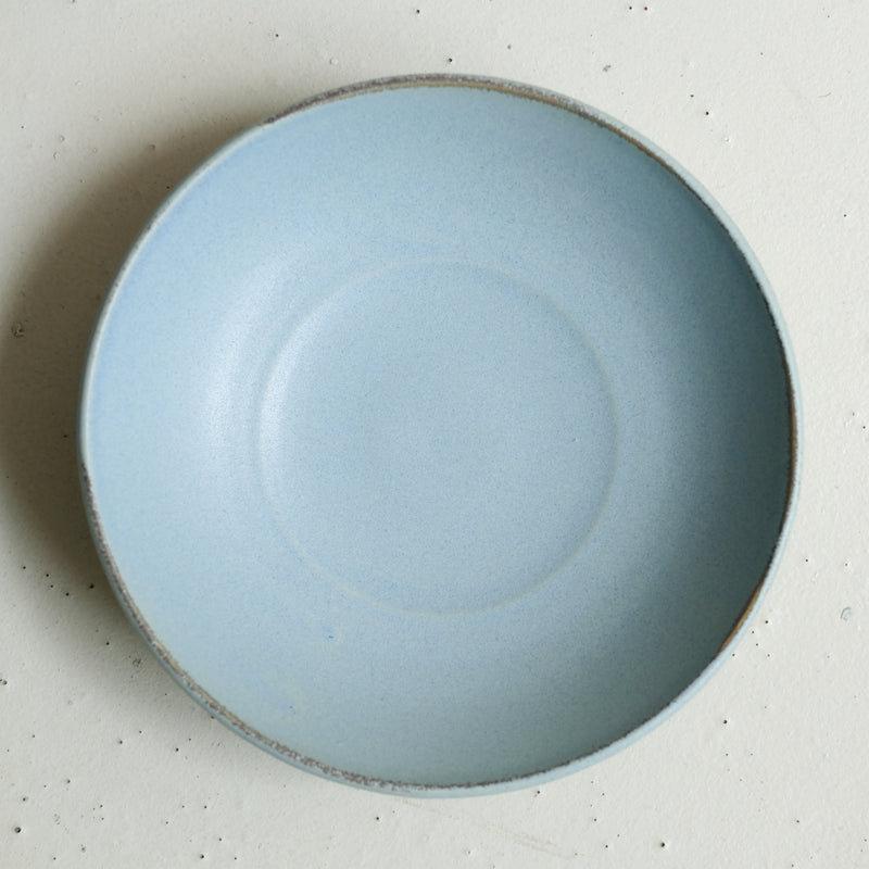 Assiette creuse en grès D 19 cm - bleu doux de Celine Fischer chez Brutal Ceramics