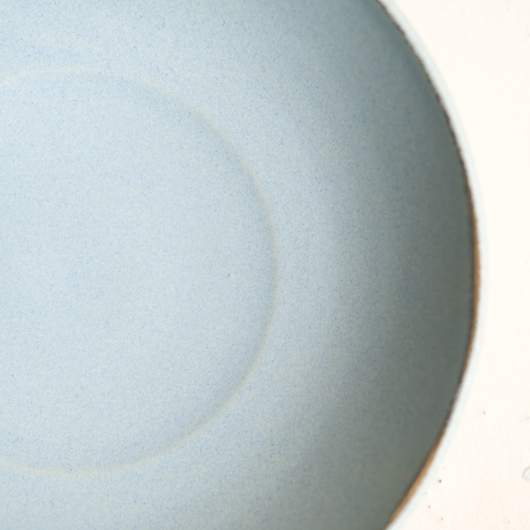 Assiette creuse en grès D 19 cm - bleu doux de Celine Fischer chez Brutal Ceramics
