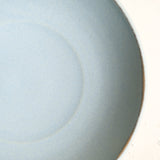 Assiette creuse en grès D 19 cm - bleu doux de Celine Fischer chez Brutal Ceramics