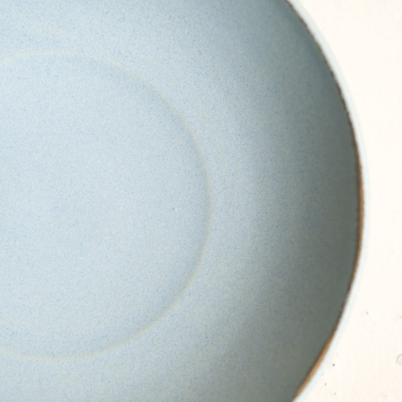 Assiette creuse en grès D 19 cm - bleu doux de Celine Fischer chez Brutal Ceramics
