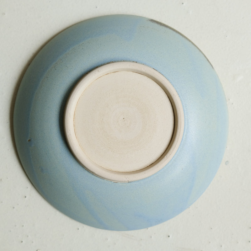 Assiette creuse en grès D 19 cm - bleu doux de Celine Fischer chez Brutal Ceramics