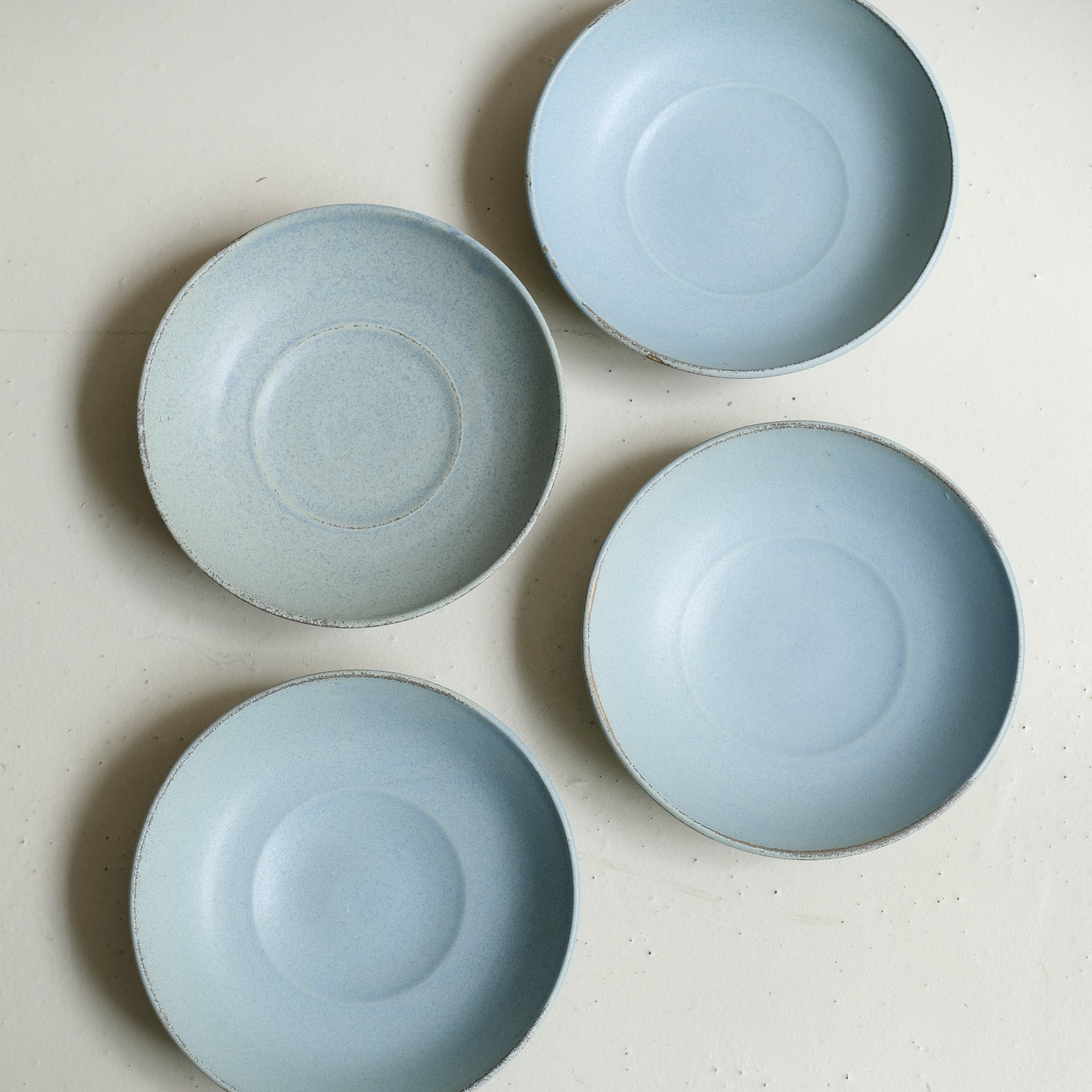 Assiette creuse en grès D 19 cm - bleu doux de Celine Fischer chez Brutal Ceramics