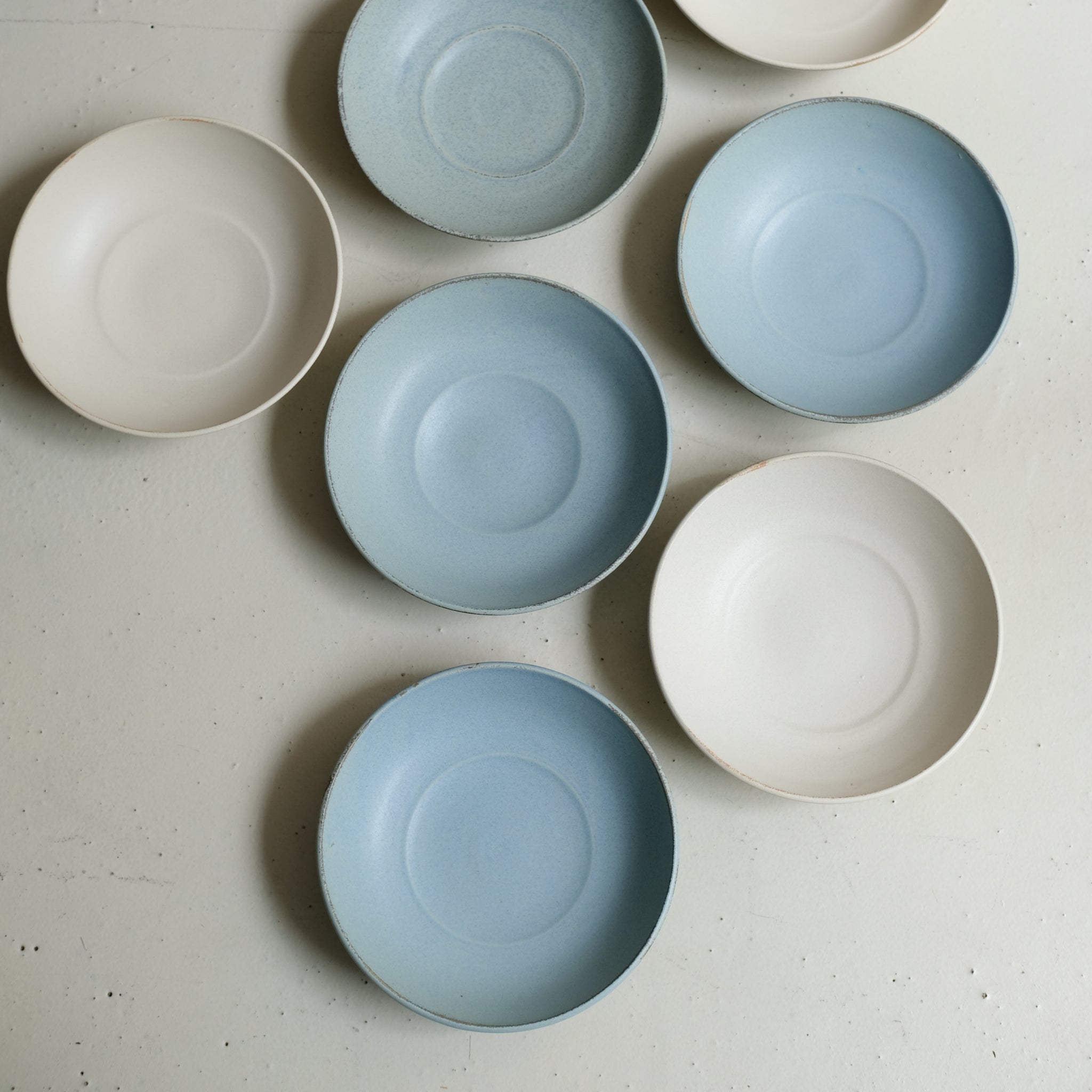 Assiette creuse en grès D 19 cm - blanc beige de Celine Fischer chez Brutal Ceramics
