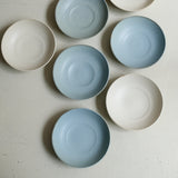 Assiette creuse en grès D 19 cm - blanc beige de Celine Fischer chez Brutal Ceramics