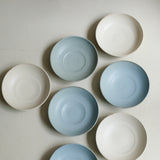 Assiette creuse en grès D 19 cm - bleu doux de Celine Fischer chez Brutal Ceramics