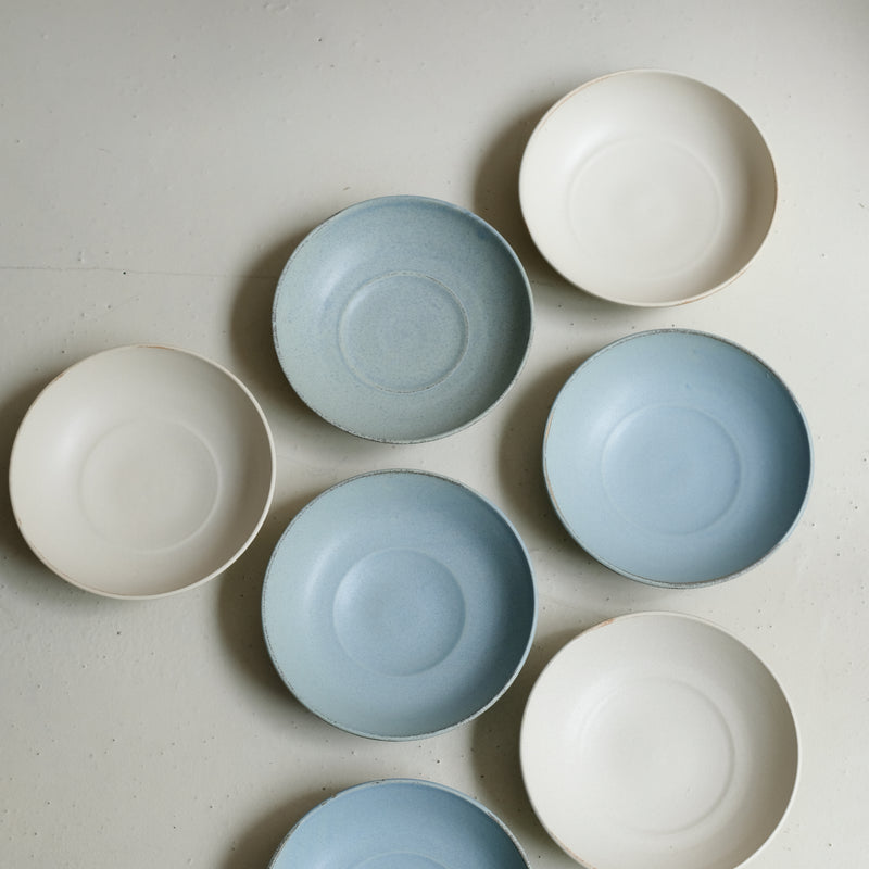 Assiette creuse en grès D 19 cm - bleu doux de Celine Fischer chez Brutal Ceramics